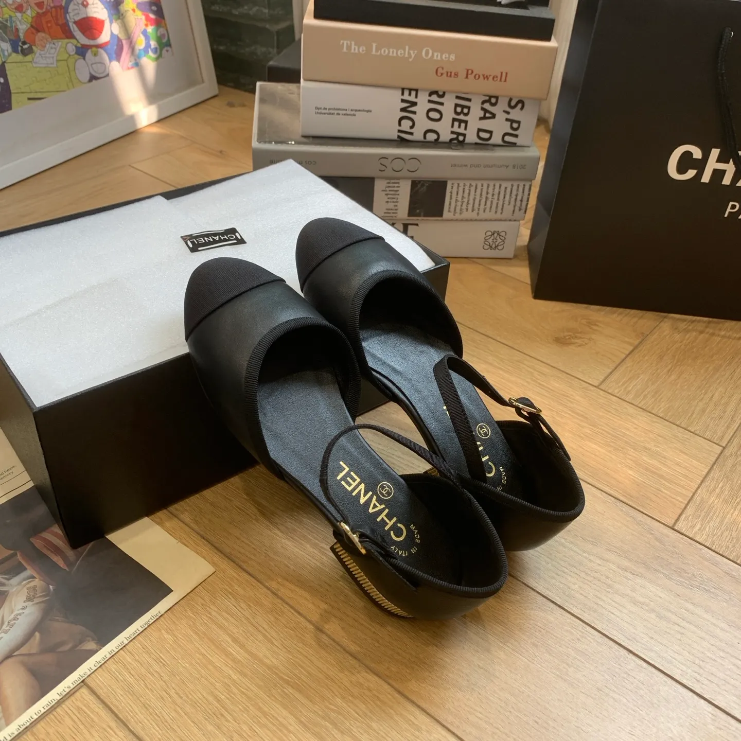 👟👟Ex-factory price 520👟👟 🍀Chanel Xiaoxiang 25ss early spring new model, diamond pattern, thick heel Mary Jane shoes, retro French elegance, full of high-end sense, diamond hollow Mary Jane sandals, a very popular pair of sandals recently! The exposed-leg design directly lengthens your legs! Very white fairy style. A complete interpretation of French romance! Soft and delicate, the foot feels 100% comfortable, beautiful and ultra-feminine at the same time, ▪Fabric: Made of original imported cowhide ▪Inner foot pad: sheepskin ▪Sole: Original customized Italian leather outsole ▪Size: 35-39 (40 41 custom-made, non-refundable) 👉